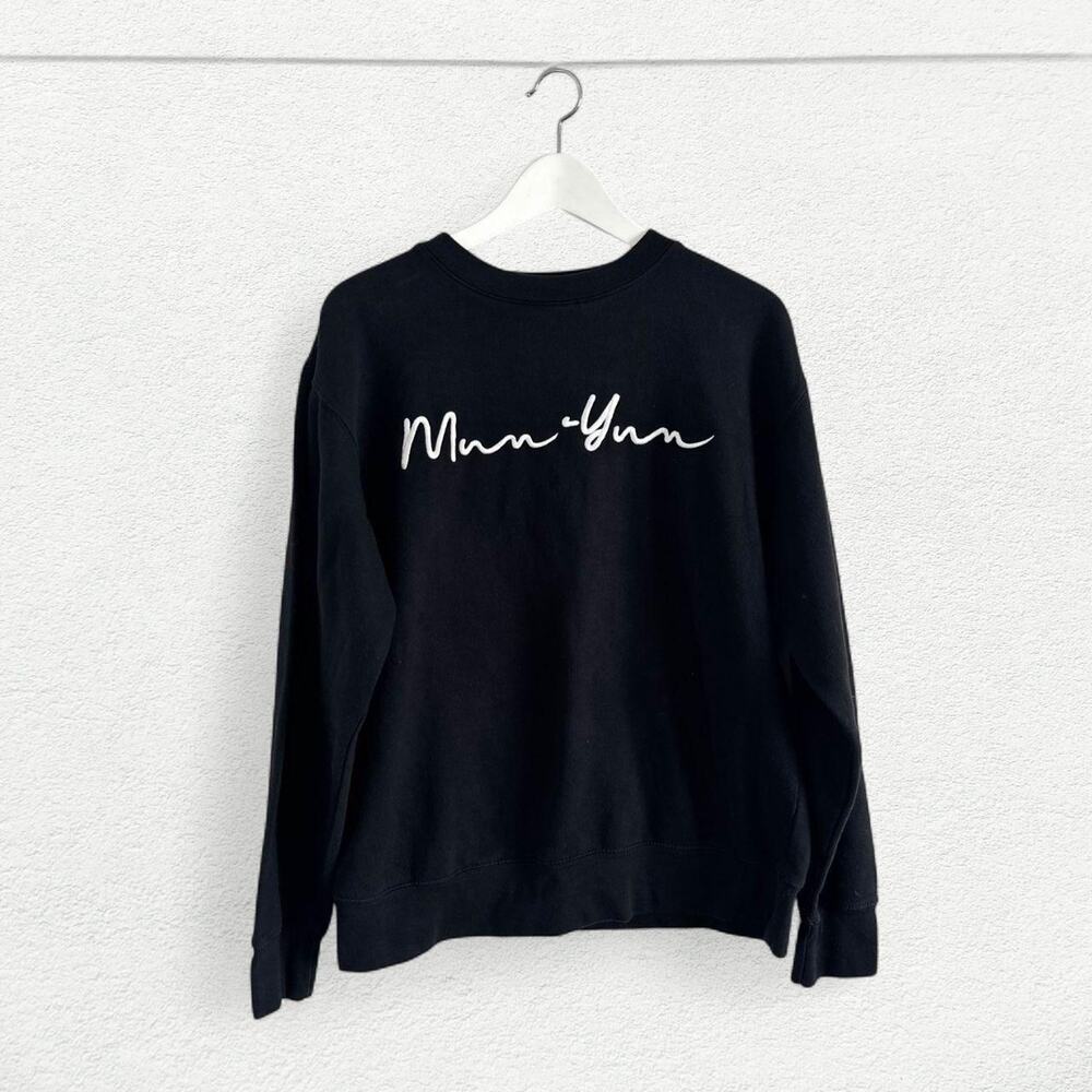Munyun Crewneck Sweatshirt in Black with White Script